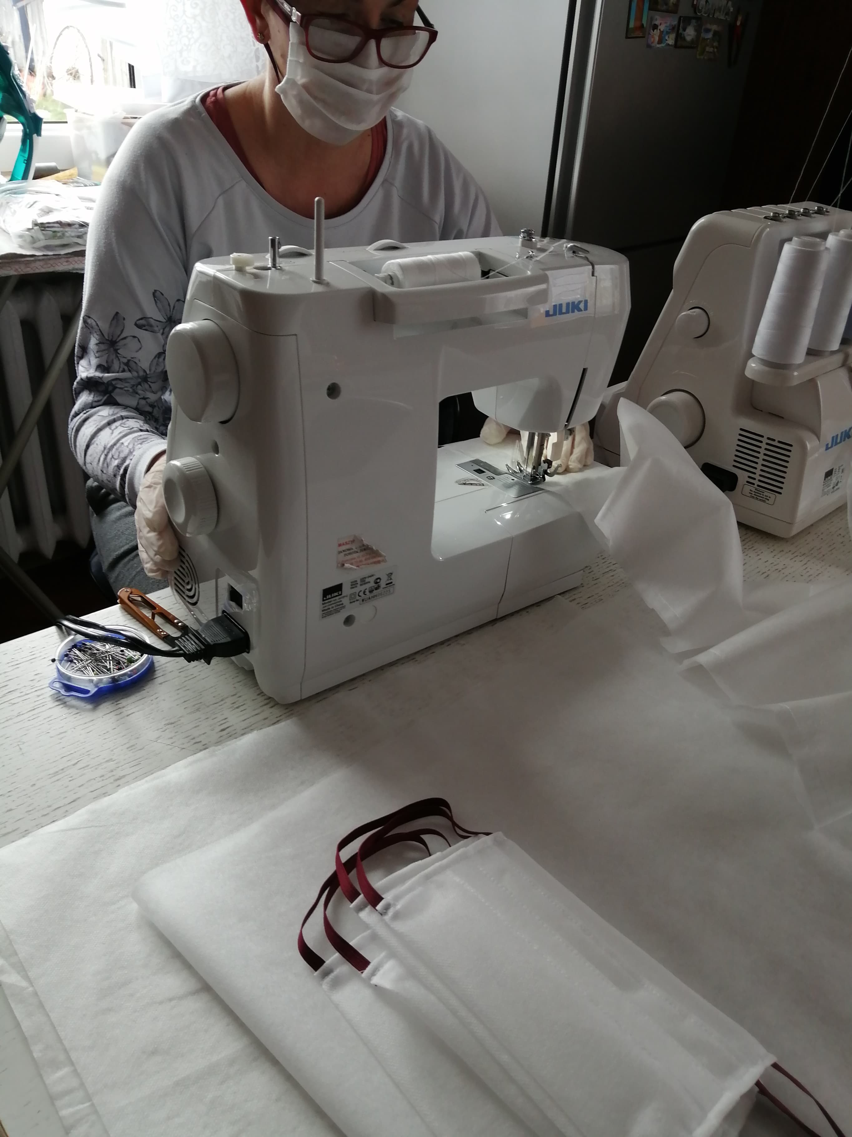 maseczki osoba przy maszynie do szycia
