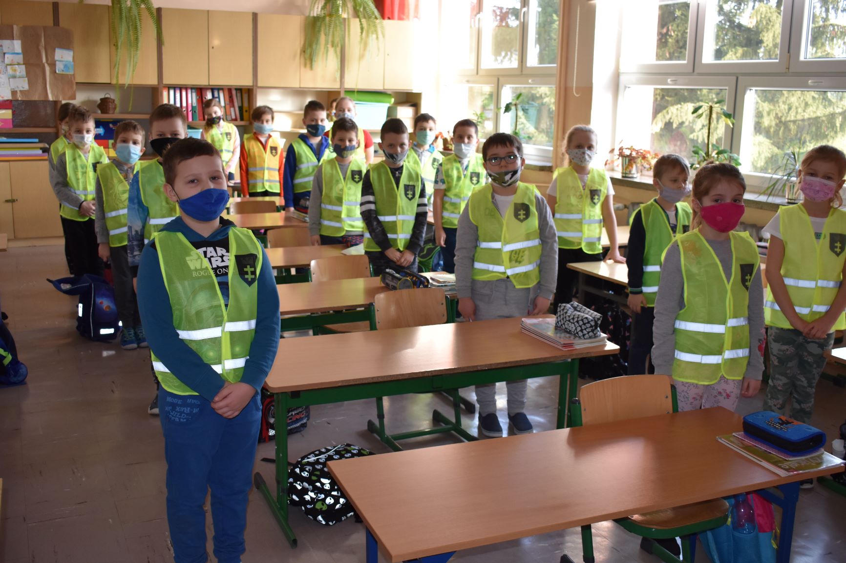 uczniowie w kamizelkach odblaskowych uczniowie w kamizelkach odblaskowych
